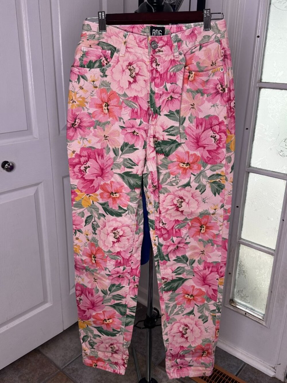 BDG Urban Outfitters Pink Multicolor Floral High Rise Mom Jeans Size 28